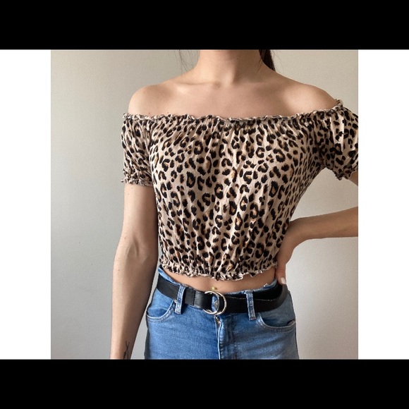 OFF THE SHOULDER LEOPARD PRINT CROP TOP - Picture 2 of 5